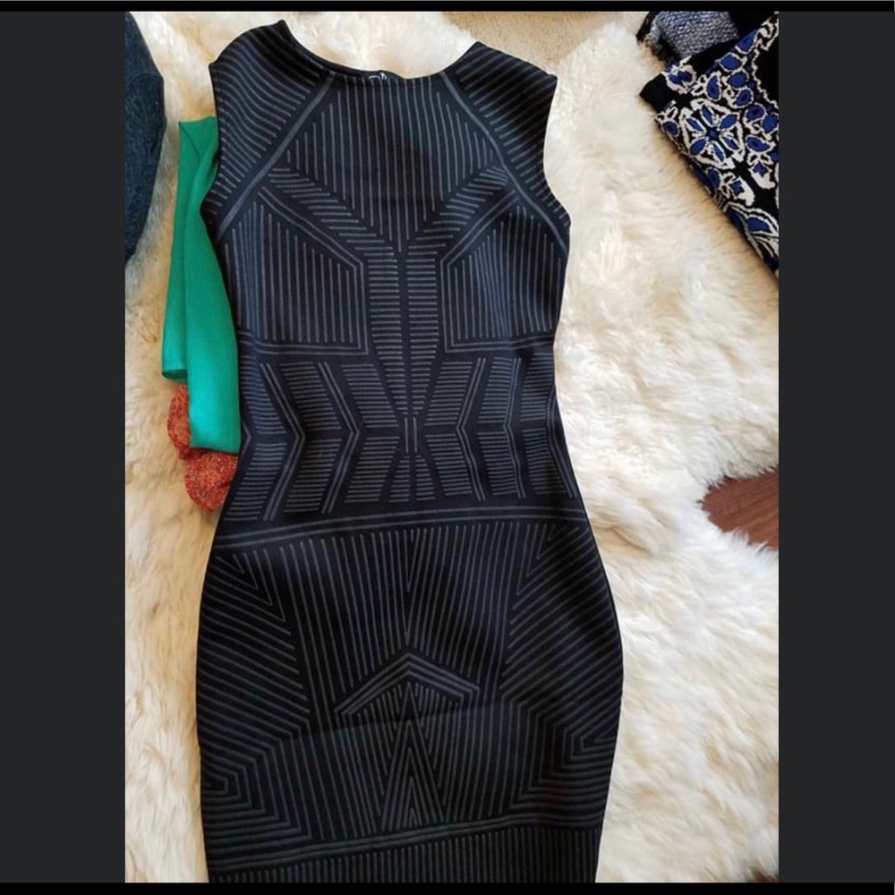 🚫 SOLD— Black pattern body-con dress